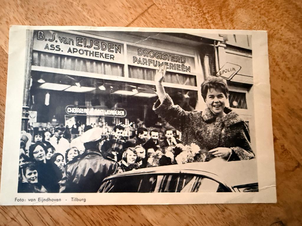 Vintage prent van Conny Froboess in Tilburg, Verzamelen, Ophalen of Verzenden, 1960 tot 1980, Zo goed als nieuw, Overige onderwerpen