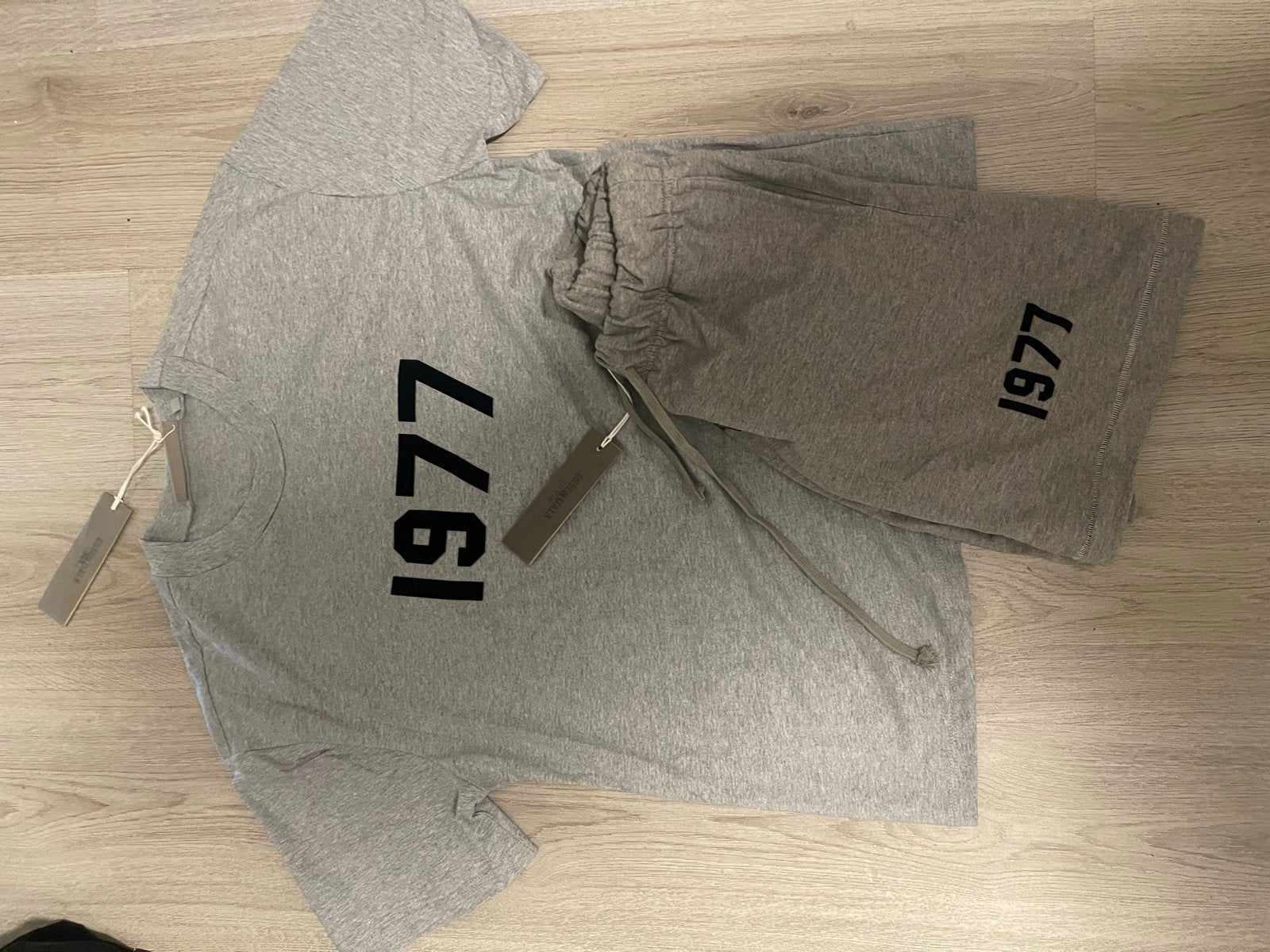 Fear of God Essentials 1977 T-shirt en Short Set, Ophalen of Verzenden, Nieuw, Maat 48/50 (M), Grijs