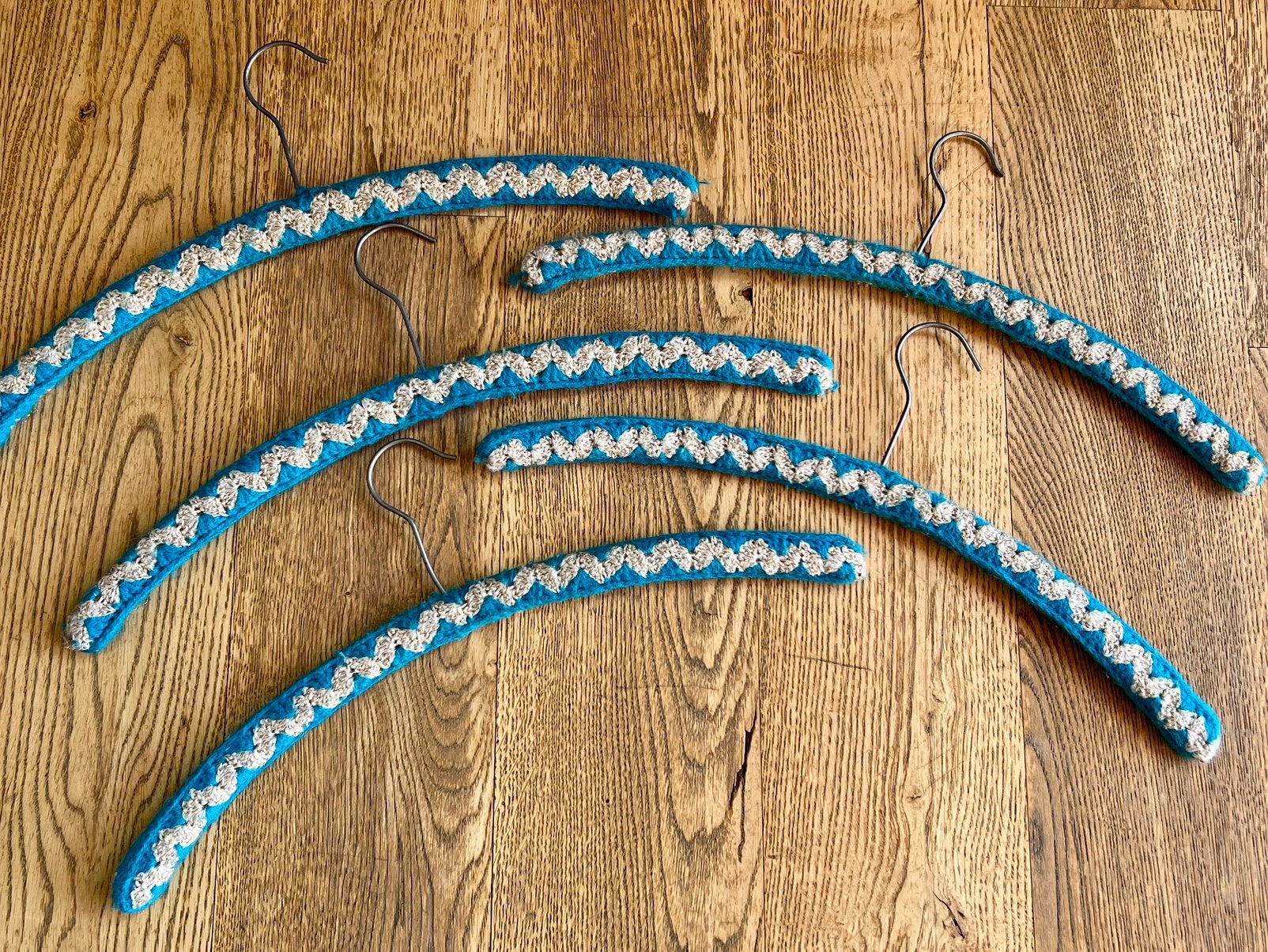 Set van 5 vintage kapstokken of kleerhangers gehaakt, Verzenden, Gebruikt, Hout, Volwassenen