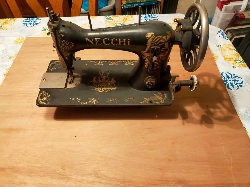 Oude Necchi naaimachine, Ophalen
