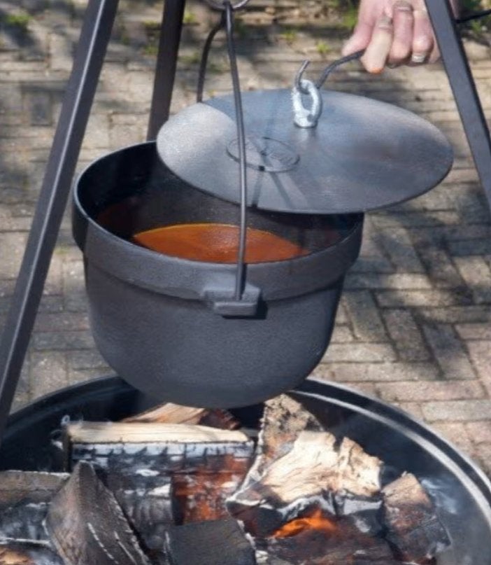 Buiten koken op een gietijzeren vuurketel, Ophalen, Houtskool, Nieuw, Globe Fire