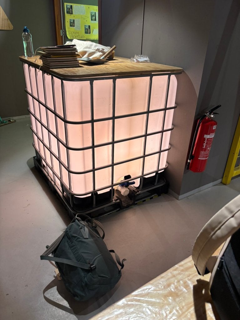 Decoratieve IBC container 1000L met licht en houten blad, Ophalen, Zo goed als nieuw