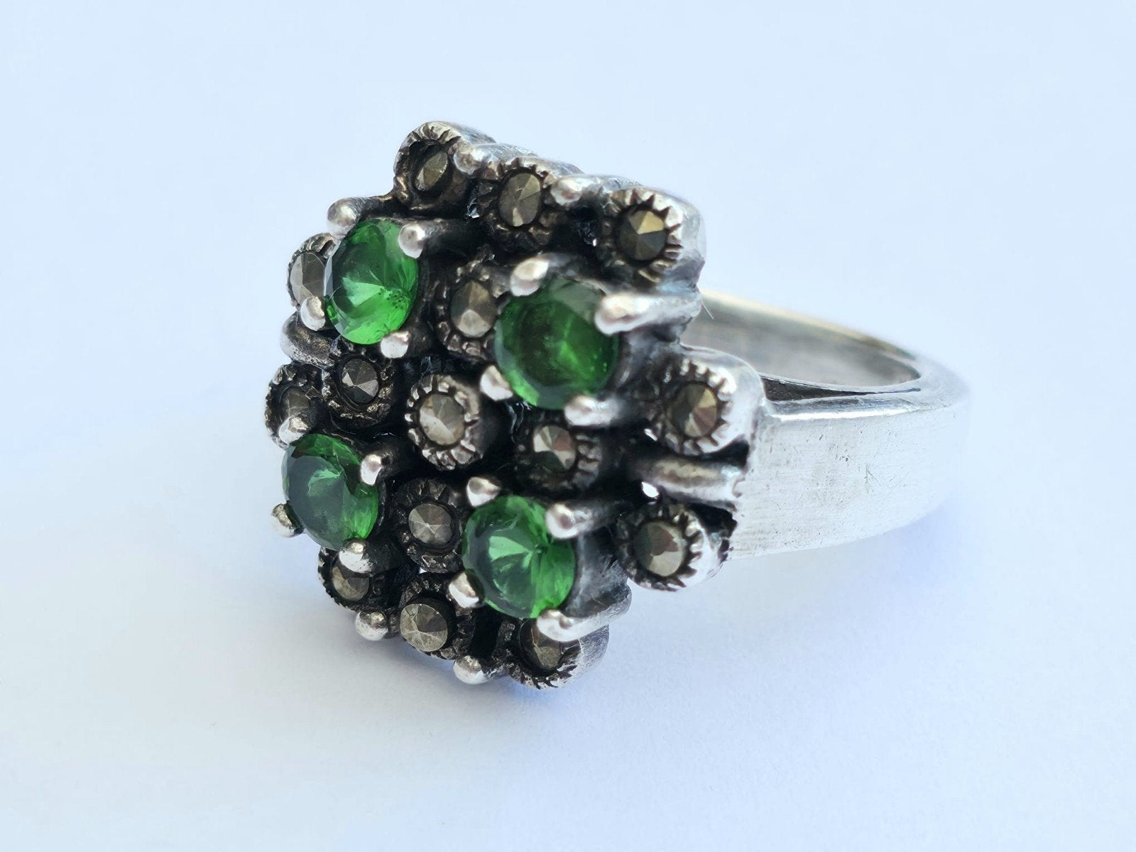 Vintage Zilveren Ring met Groene Steentjes en Markasiet, Verzenden, Zilver