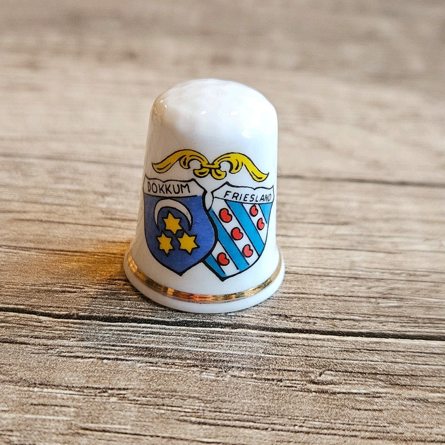 vingerhoedjes verzamelen-dubbel schild-Dokkum/Friesland, Ophalen of Verzenden, Zo goed als nieuw, Porselein, Nederland