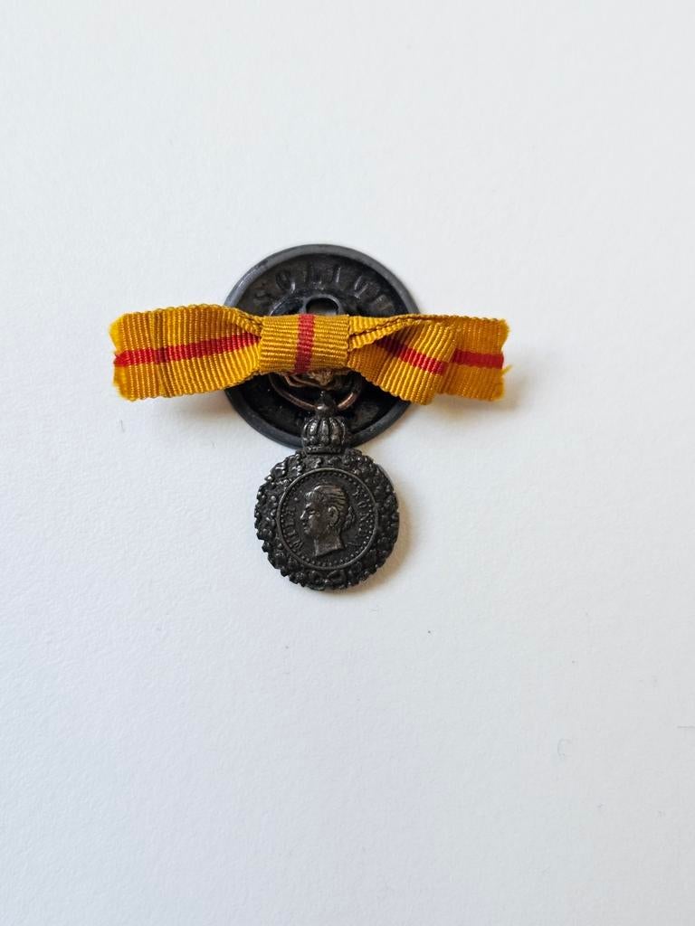 Mini medaille menslievend hulpbetoon brons 11mm, Ophalen of Verzenden, Landmacht, Nederland, Lintje, Medaille of Wings