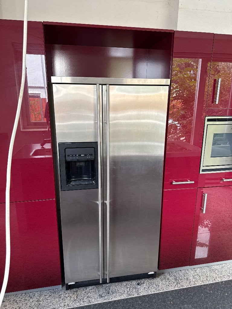 Foto 3 van Moderne rode keuken met kookeiland en diverse apparatuur