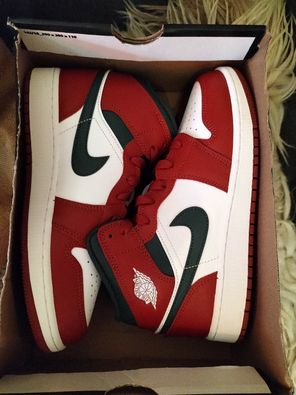 Nike Air Jordan 1 Mid (GS) - Rood, Wit, Groen. Nieuw, Kleding | Dames, Schoenen, Ophalen of Verzenden