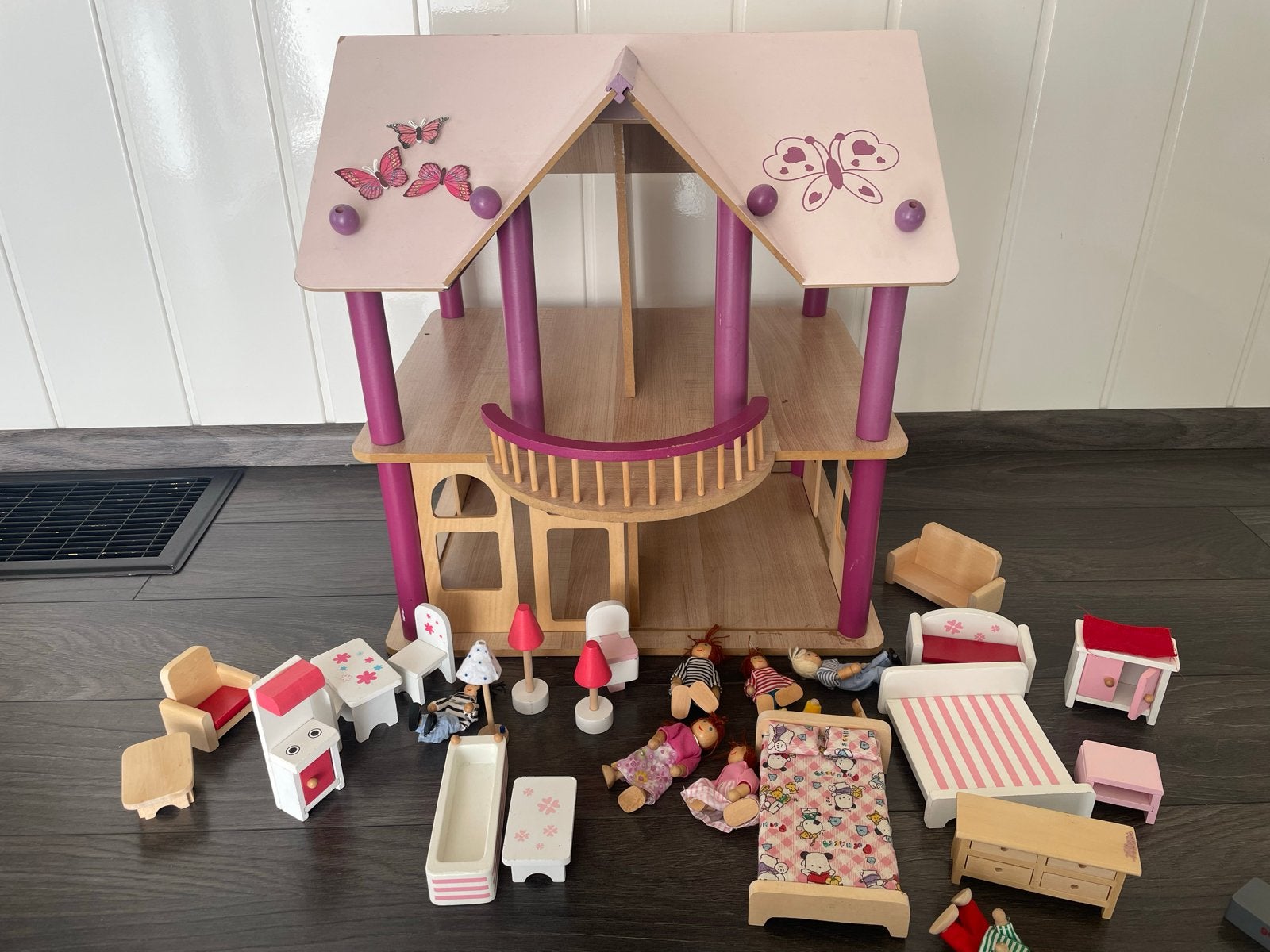 Houten poppenhuis met meubels en poppen