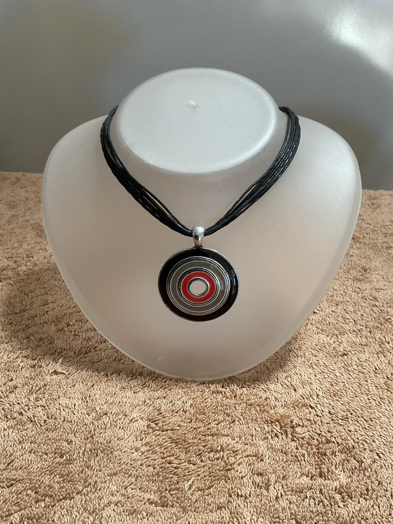 Nieuwe ketting met hanger, zwart, rood en zilver, Sieraden, Tassen en Uiterlijk, Kettingen, Zwart, Ophalen of Verzenden, Zo goed als nieuw