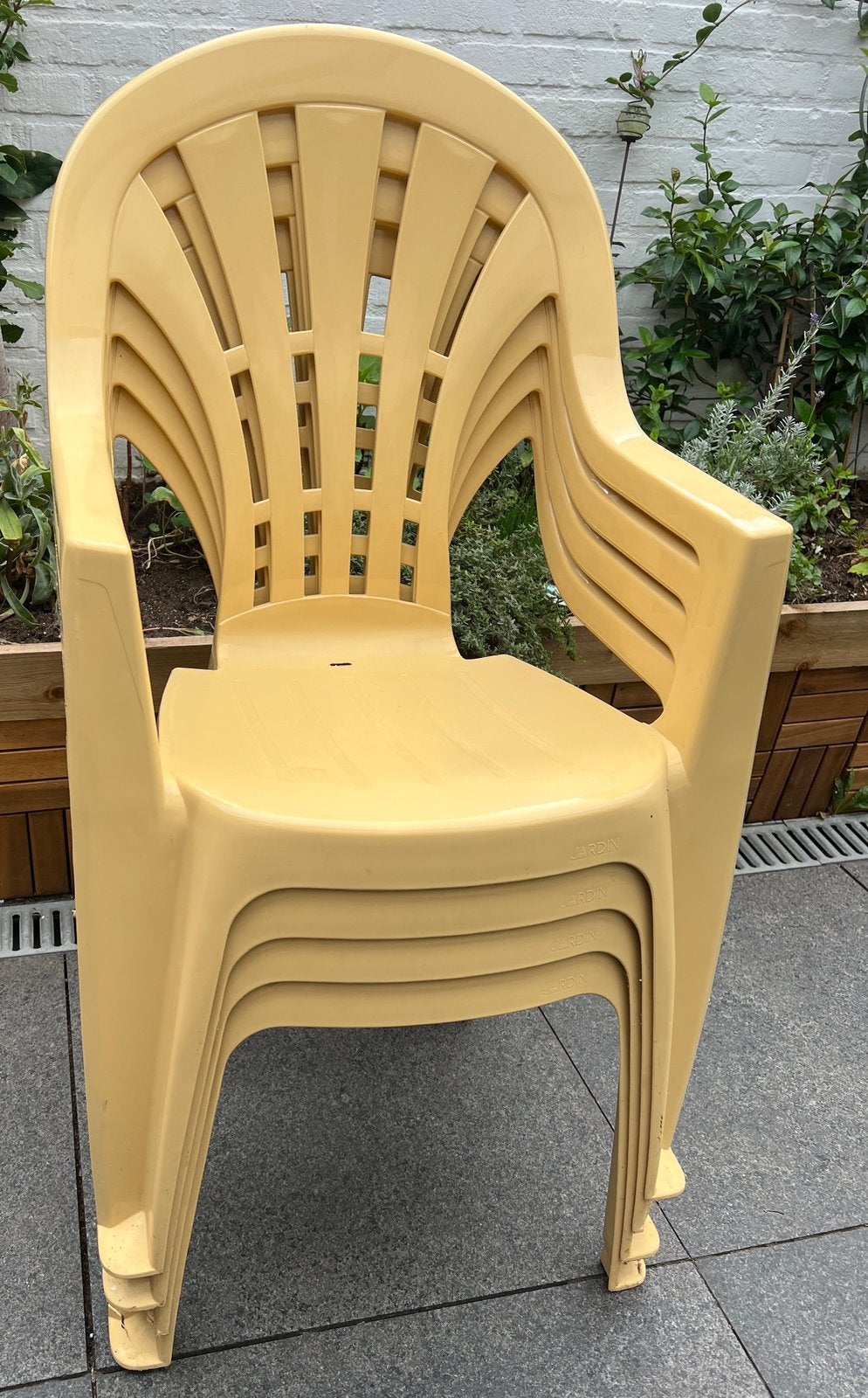 Vier stapelbare JARDIN kuipstoelen met beschadigde poten, Ophalen, Gebruikt, Kunststof, Stapelbaar