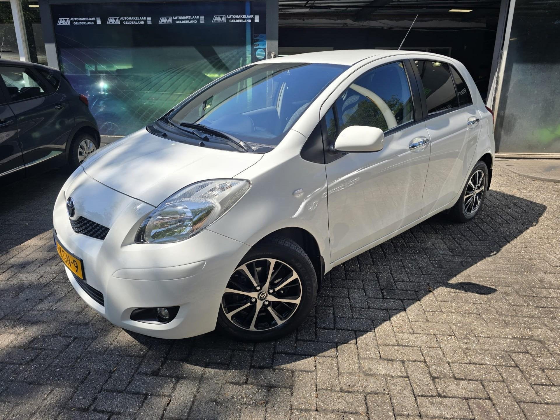 Toyota Yaris 1.3 VVTi Aspiration | AUTOMAAT | 3/6 OF 12MND G, Auto's, 750 kg, 4 cilinders, Wit, Bedrijf