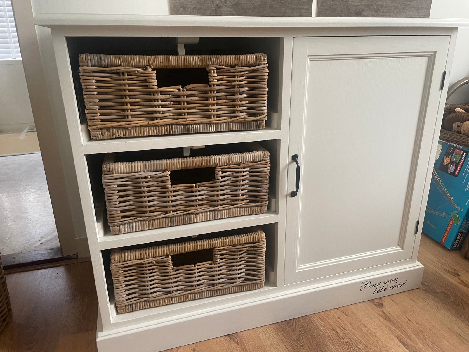 Witte commode met 3 rieten mandjes, Ophalen, Gebruikt, 50 tot 70 cm, 100 cm of meer