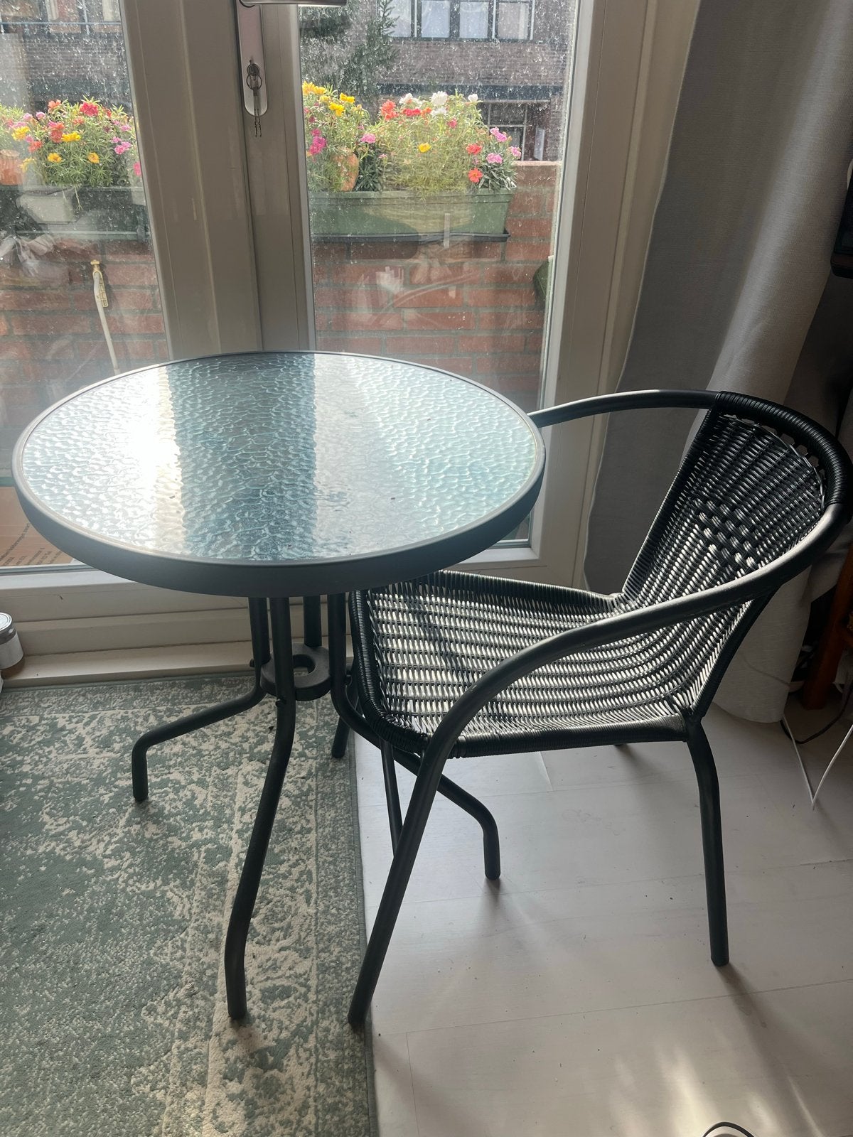 Balkonset: Glazen Tafel en Wicker Stoel, Ophalen, Gebruikt, Rond, Metaal