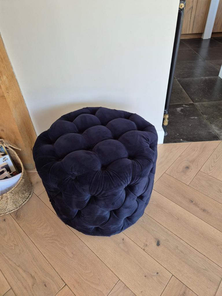 Riviera Maison Donkerblauwe Fluweel Poef - Zo goed als nieuw, Huis en Inrichting, Ophalen of Verzenden, Zo goed als nieuw, Stof