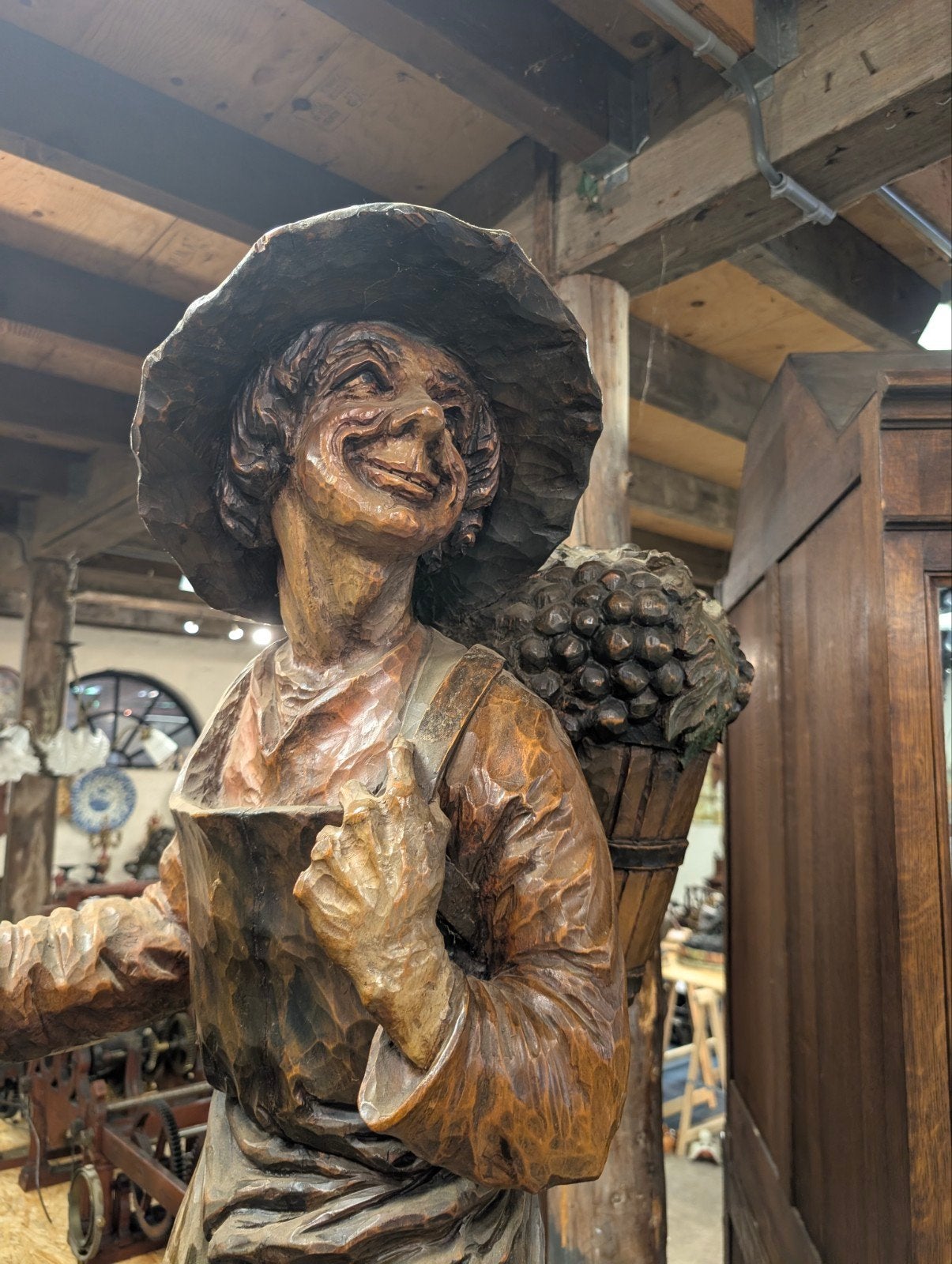 Decoratief houten beeld druiven drager 135 cm hoog, Ophalen