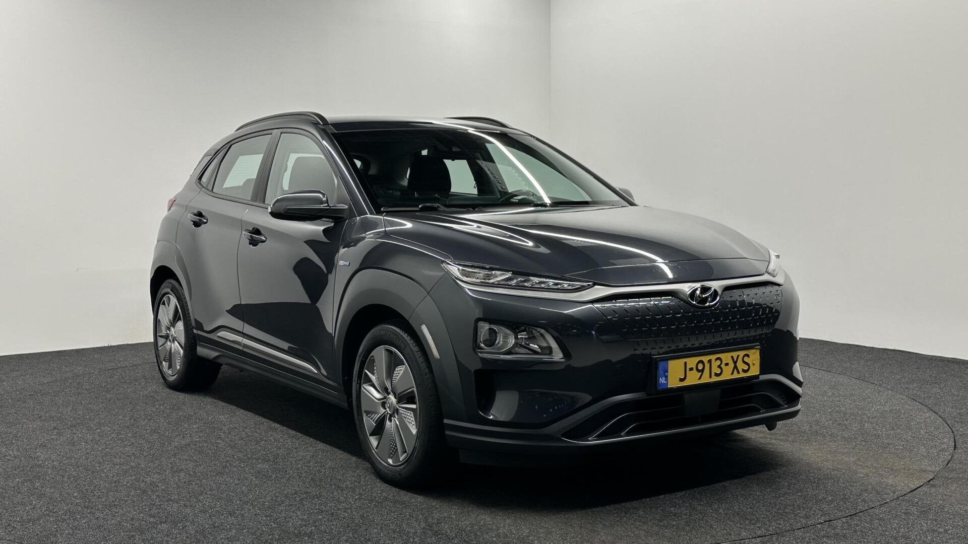 Hyundai Kona EV Comfort 64 kWh 3 Fase Warmtepomp CAMERA CARP, Auto's, Stof, Gebruikt, Met garantie (alle), Origineel Nederlands