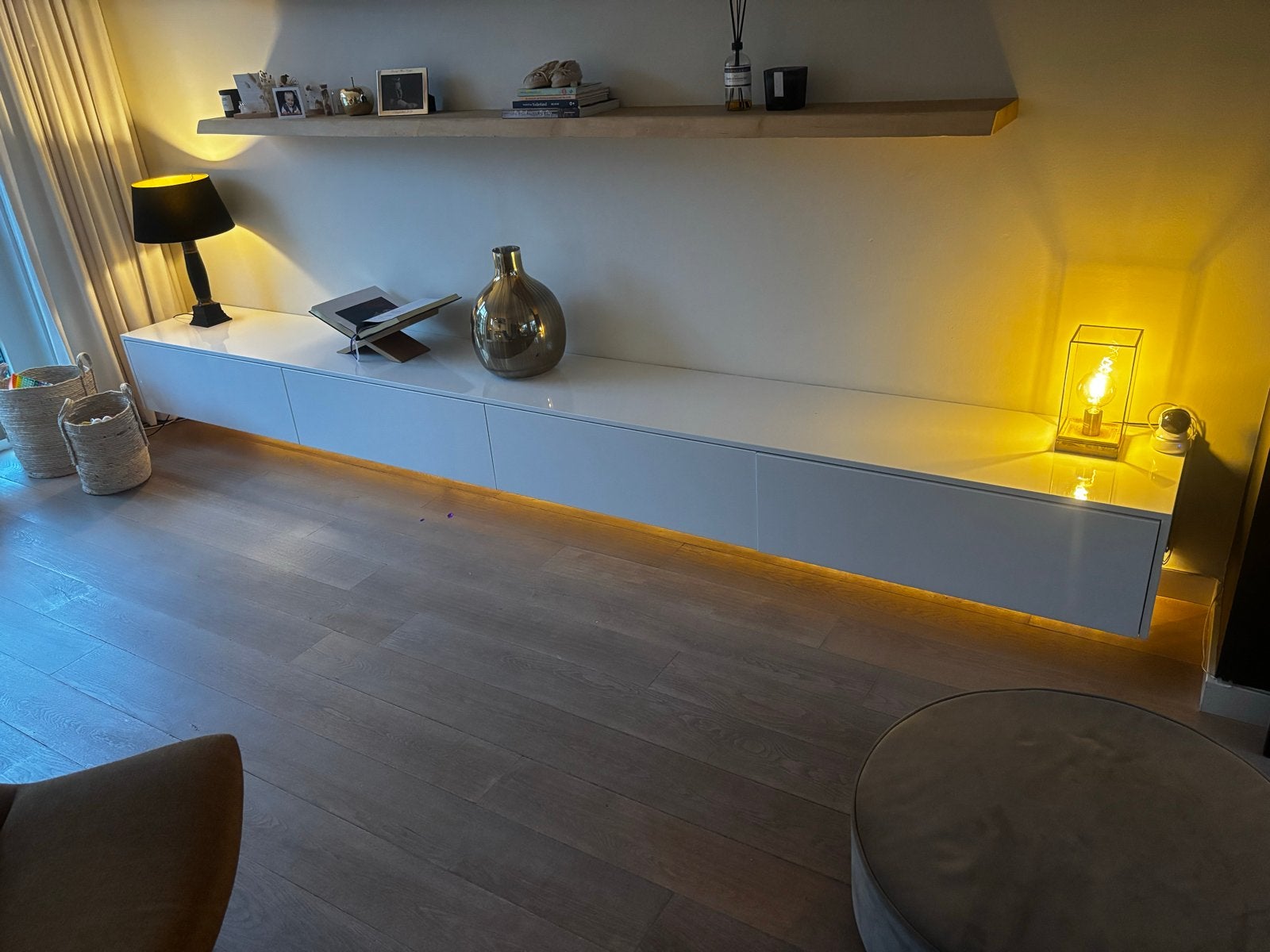 Moderne witte hoogglans hangkast met lades, Huis en Inrichting, Ophalen, Overige materialen, Zo goed als nieuw, 200 cm of meer