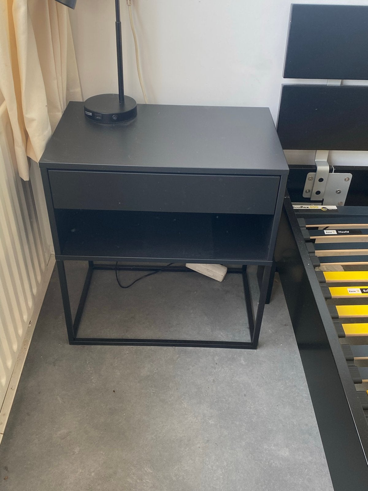 Ikea Vikhammer nachtkastje - Zwart, Ophalen, Minder dan 45 cm, Metaal of Aluminium, 55 tot 70 cm