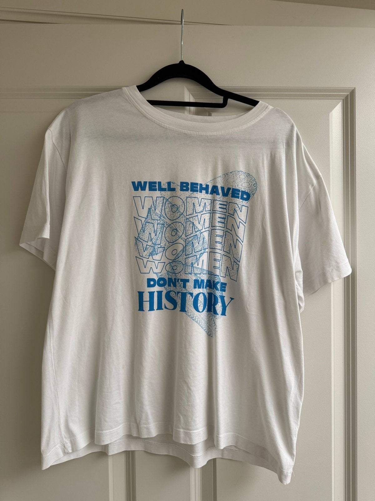 GUTS & GUSTO T-shirt 'Well Behaved Women' Maat L, Kleding | Dames, Wit, Maat 42/44 (L), Ophalen of Verzenden, Korte mouw