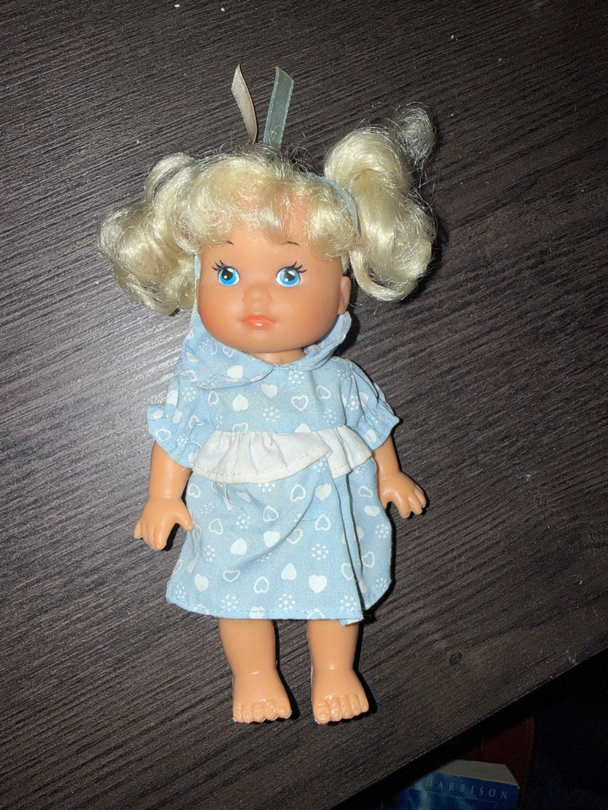 Schattige babypop met blonde staartjes en blauwe jurk, Ophalen of Verzenden, Gebruikt, Babypop
