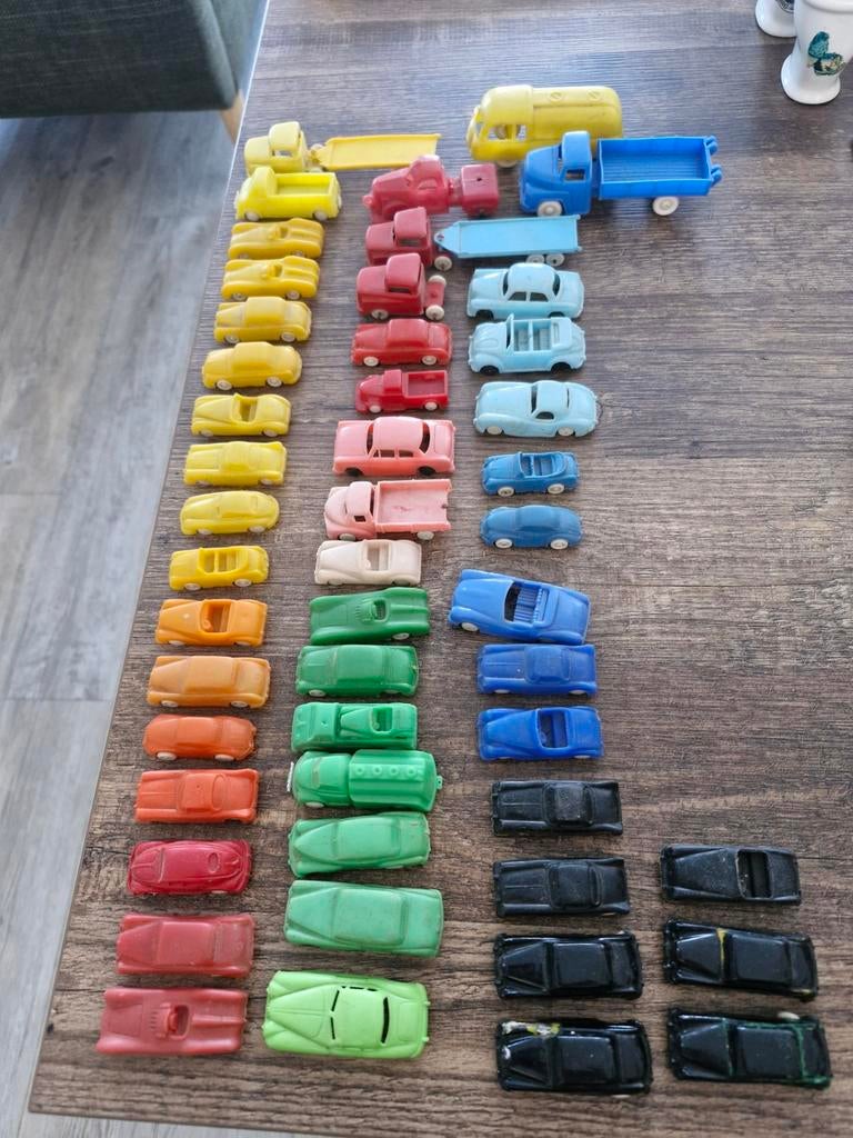Retro plastic auto's voorbij de Ho baan., Ophalen of Verzenden, Gelijkstroom of Wisselstroom, Brug, Tunnel of Gebouw, Overige merken