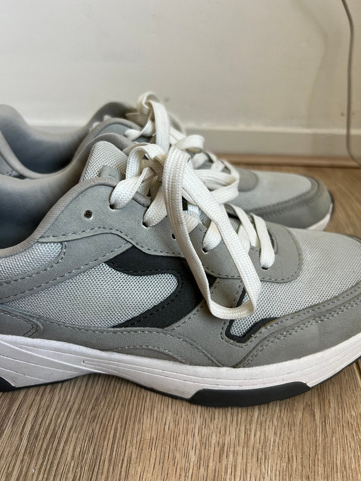 Grijze sneakers wit suede look, Ophalen of Verzenden, Grijs, Sneakers of Gympen, Zo goed als nieuw