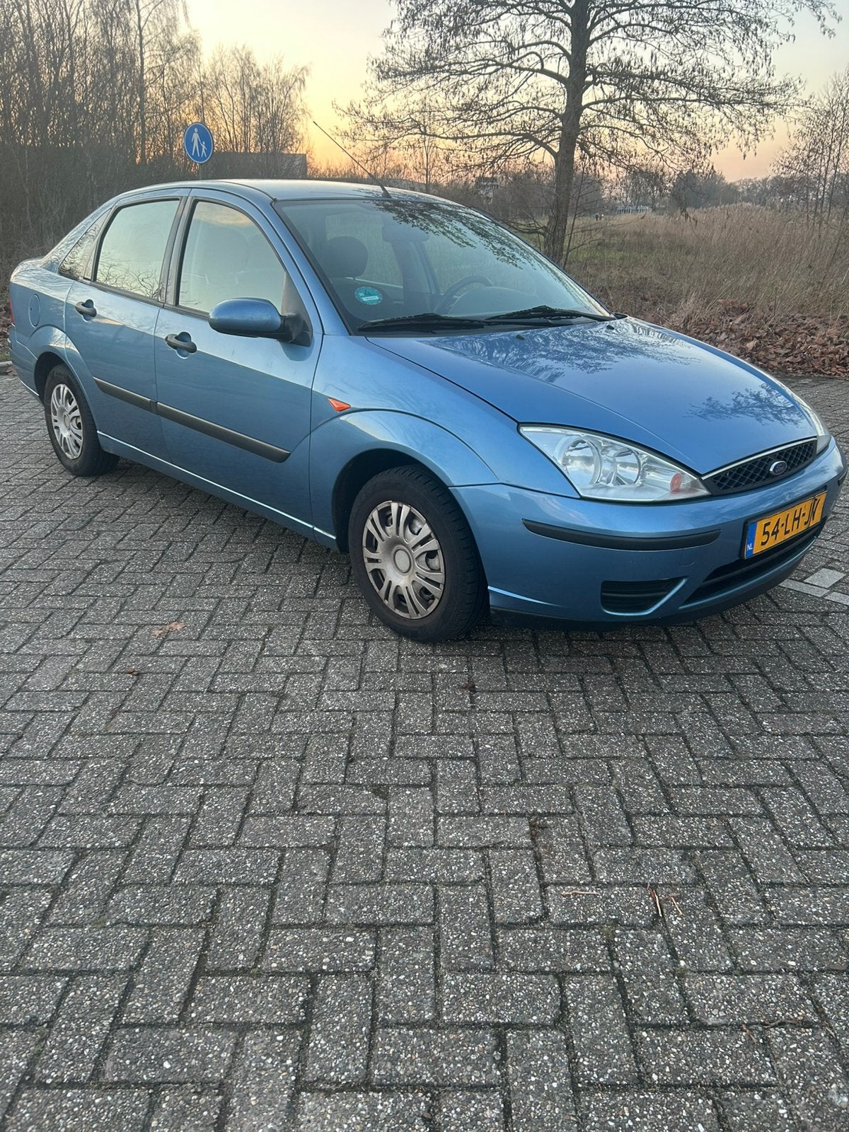 Ford Focus 1.6 I Trend SDN AUT 2003 Blauw Airco Trekhaak, Auto's, Ford, 1596 cc, 4 cilinders, Blauw, 100 pk
