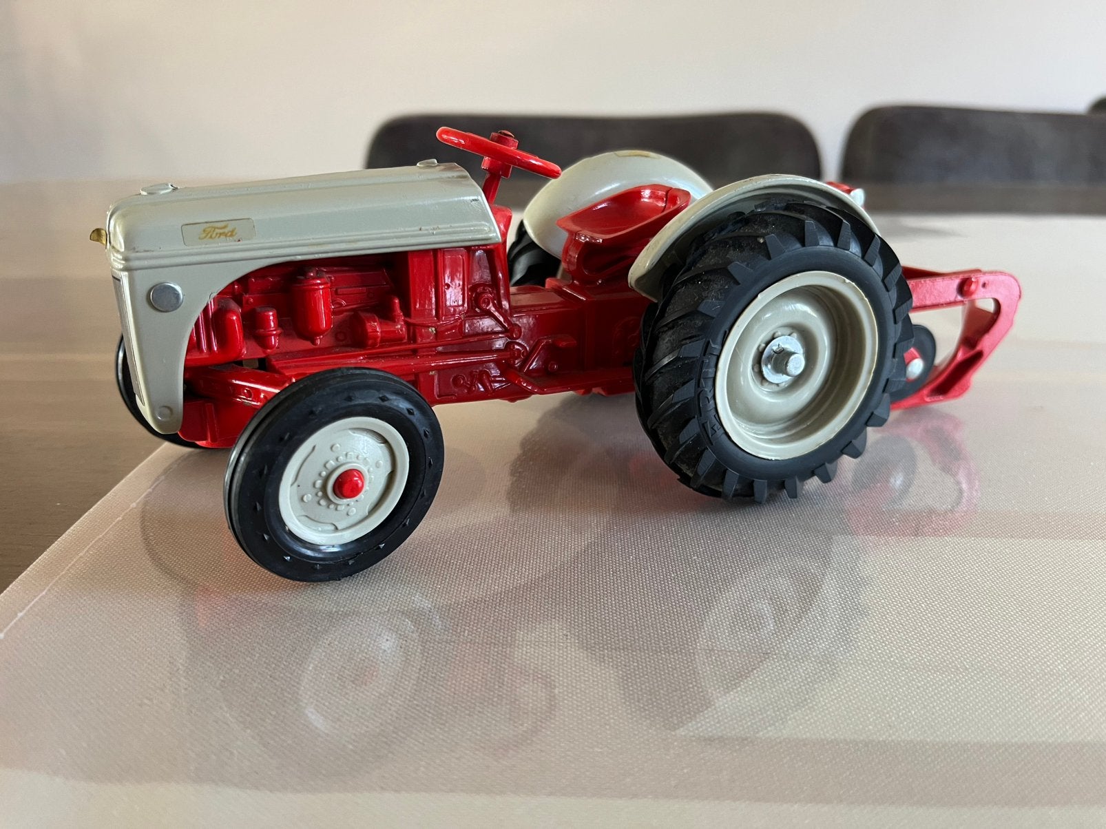 Ford 8 N trekker met 2 scharige ploeg Ertl 1/16, Ophalen of Verzenden, Zo goed als nieuw, Tractor of Landbouw