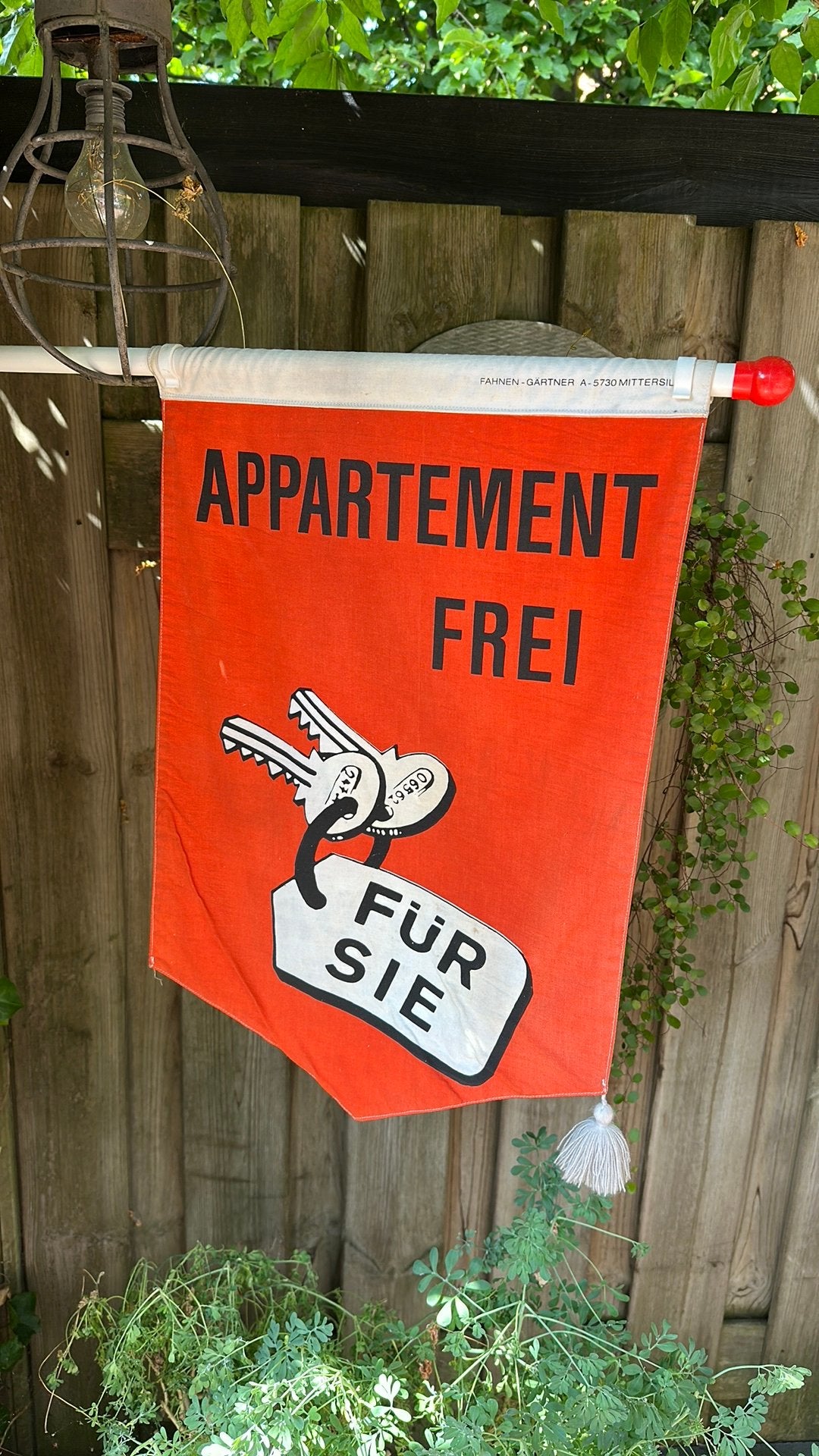 Rode vintage vlag appartement Frei Fur sie met sleutels erop, Verzamelen, Ophalen of Verzenden, Zo goed als nieuw, Reclamebord