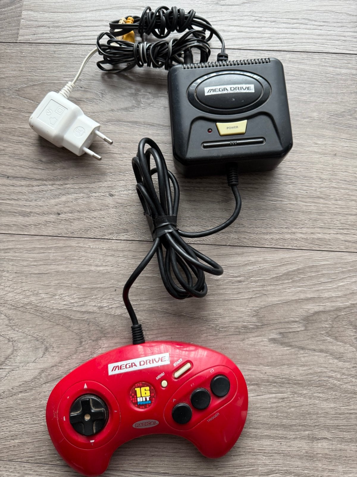 Megadrive mini met een speel data, Ophalen of Verzenden, Zo goed als nieuw, Met 1 controller, Mega Drive