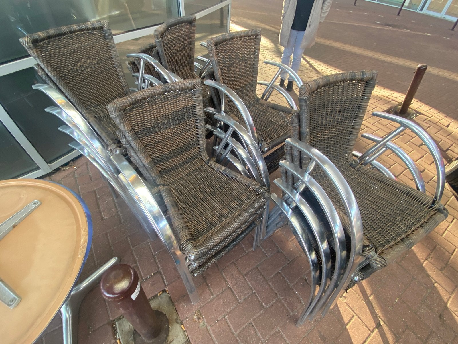 6 tafels & 18 sterke Wicker terras kuipstoelen aluminium, Huis en Inrichting, Stoelen, Ophalen of Verzenden, Gebruikt, Vijf, Zes of meer stoelen