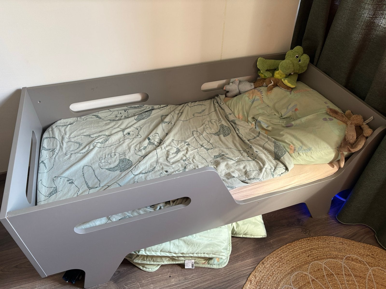 Junior bed met matras, lakens en kussen, Gebruikt, Grijs, Hout, Eenpersoons