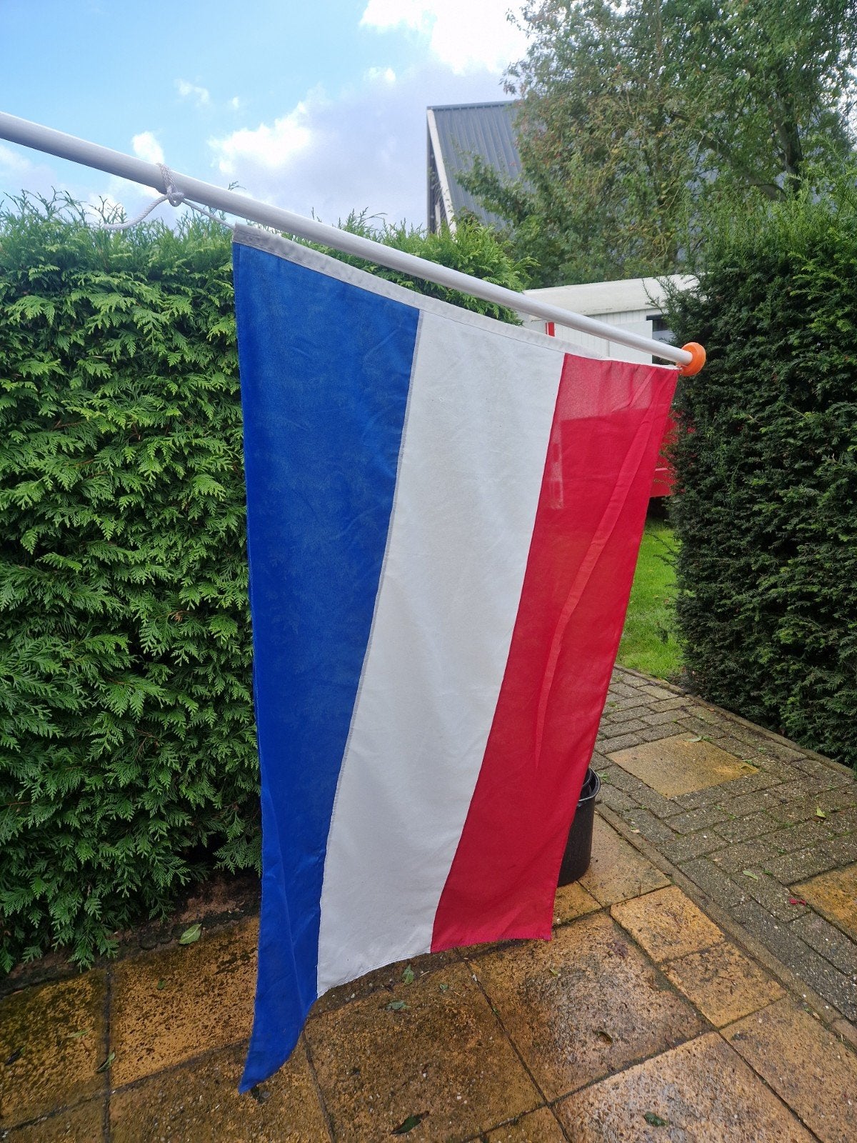 Nederlandse vlag (stof) met stok op te halen voor 5 euro., Ophalen