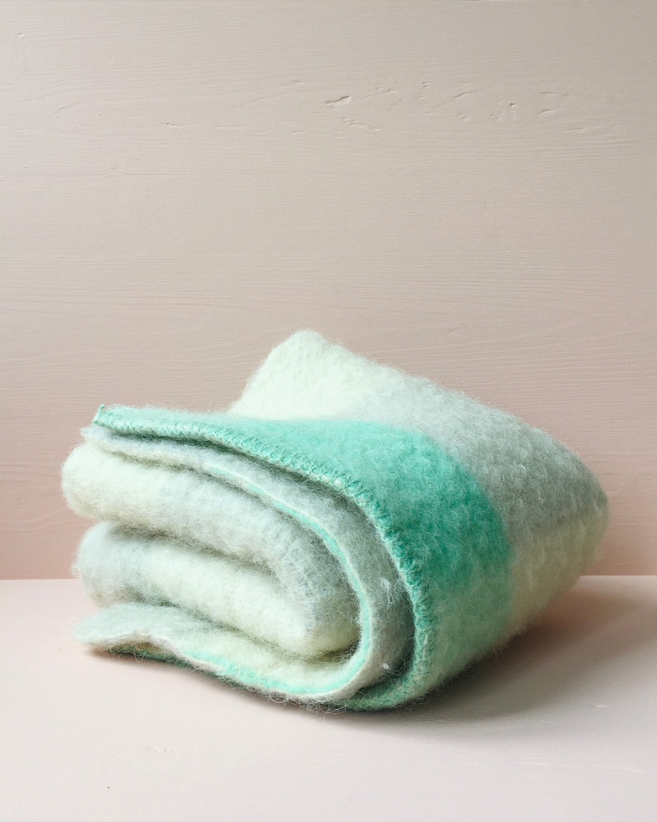 DIY : mintgroene wollen dekenlap om een kussen van te maken, Ophalen of Verzenden, Vierkant
