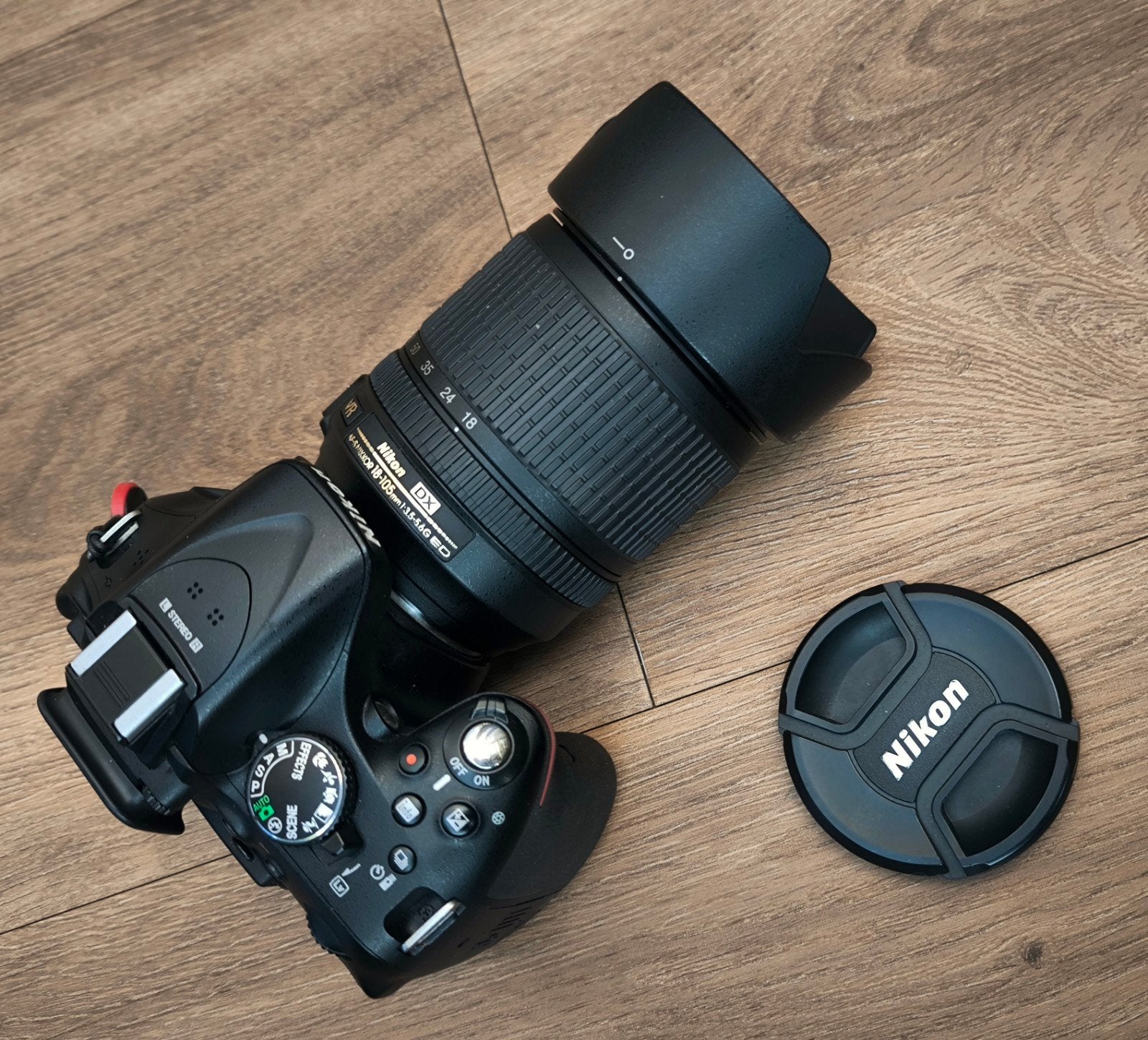 Nikon D5200 , 18-105mm VR , 2 accu's, adapter en riem ZGAN, Ophalen, Spiegelreflex, Lensdop, Zo goed als nieuw