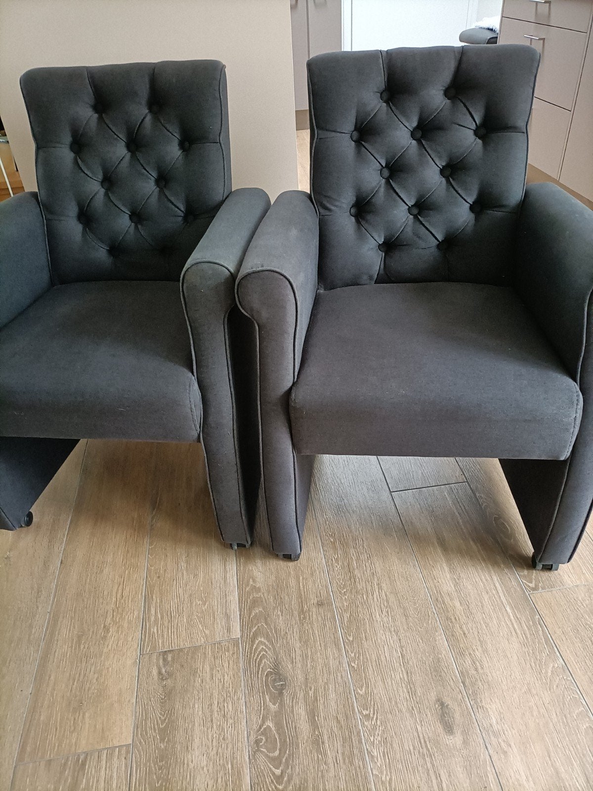Comfortabele fauteuil - Donkergrijs op wieltjes, Ophalen, Gebruikt, Klassiek, 75 tot 100 cm