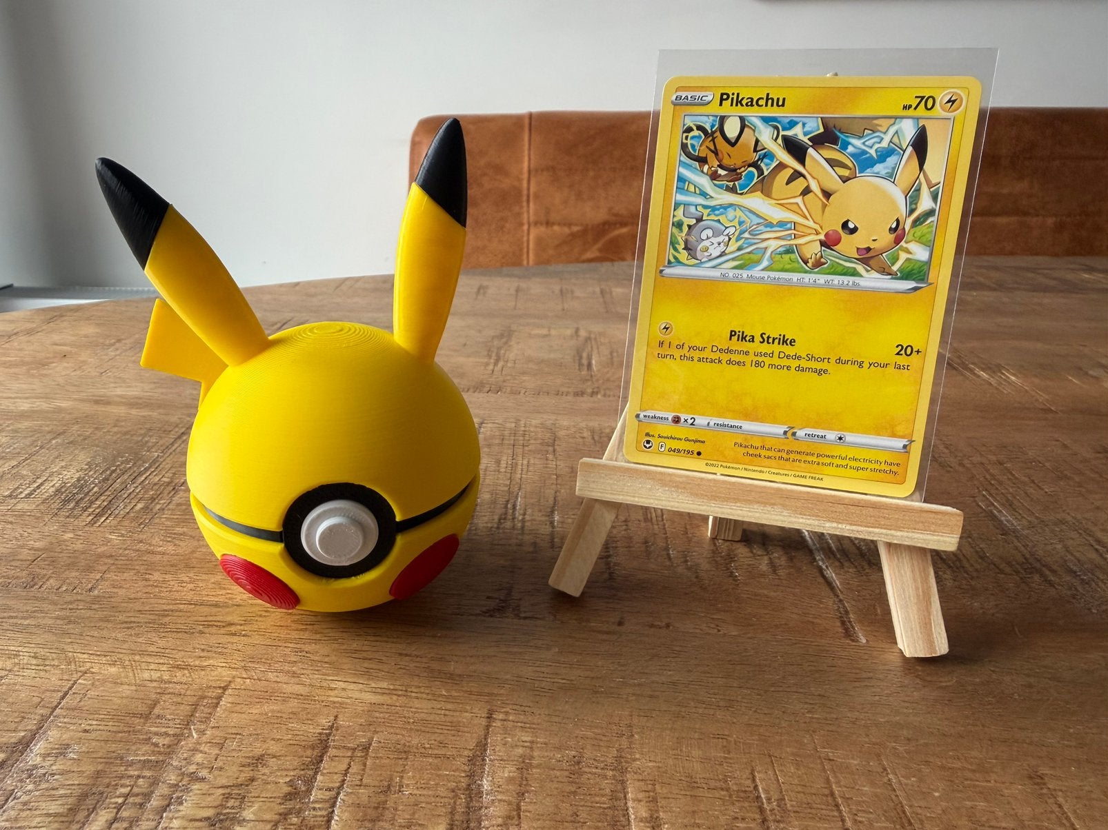 Pikachu pokemon kaart + standaard + pokeball, Ophalen of Verzenden, Nieuw, Losse kaart