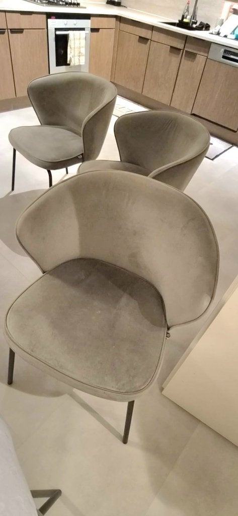 Set van 4 luxe eetkamerstoelen taupe – velvet – zwarte poten, Gebruikt, Overige kleuren, Ophalen of Verzenden, Vier