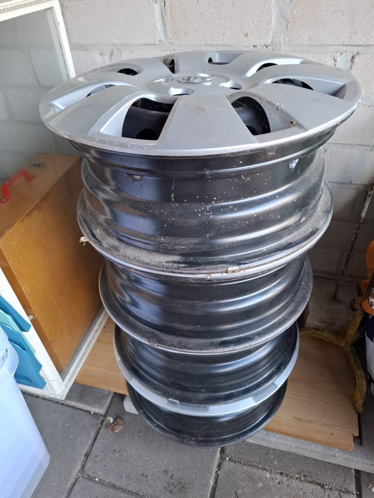 Toyota wieldeksels met staal velgen 15 inch en moeren, Auto diversen, Wieldoppen, Ophalen of Verzenden, Gebruikt
