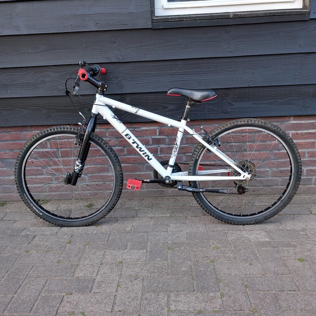 Mountainbike b'twin 24 inch wit, Zo goed als nieuw, Geen vering, Ophalen, Overige merken