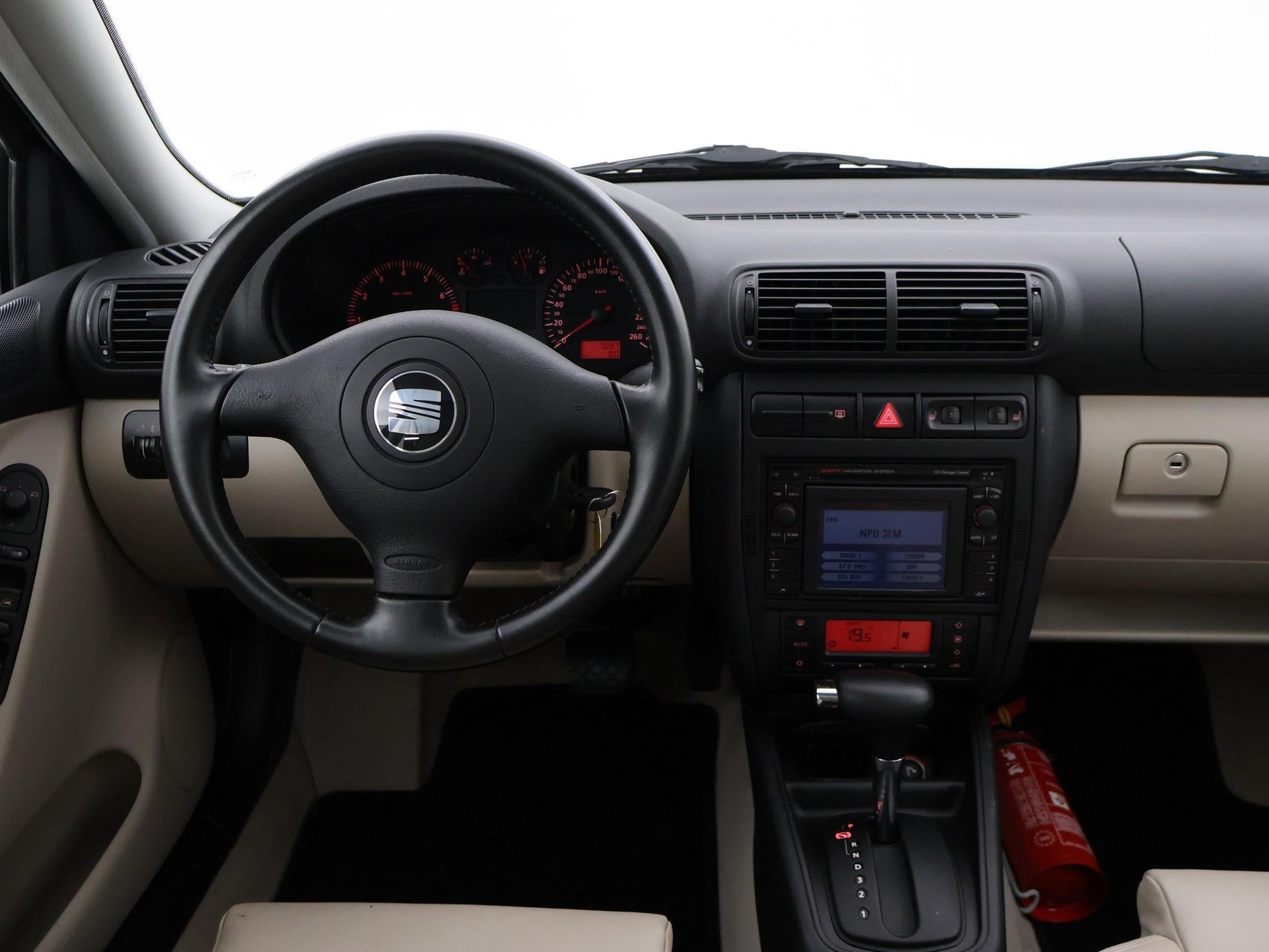 SEAT Leon 2.3 V5 AUT. EXECUTIVE *7097 KM | UNIEK | EXCL BTW*, Auto's, Seat, Stof, Gebruikt, Beige, 150 pk