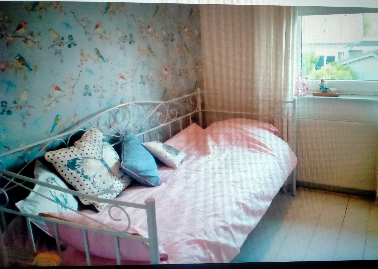 Wit metalen eenpersoonsbed met sierlijke details, Huis en Inrichting, Slaapkamer | Bedden, Ophalen, Gebruikt, 90 cm, Eenpersoons