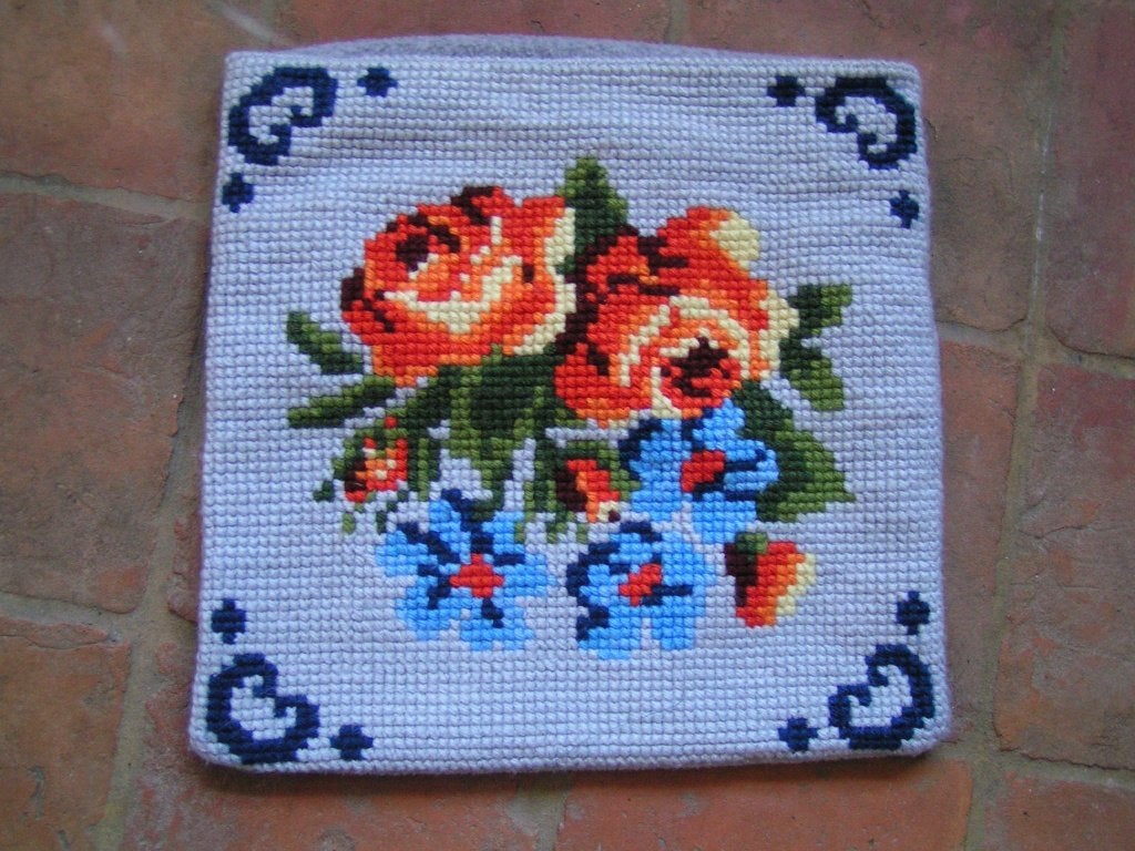 retro geborduurde kussenhoes met rozen nr EE 917, Ophalen of Verzenden, Gebruikt, Vierkant, Kussenhoes