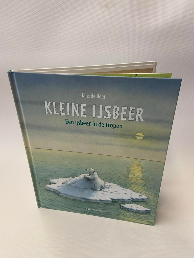 Hans de Beer, kinderboek Kleine Ijsbeer in de tropen, Boeken, Ophalen of Verzenden, Gelezen, Fictie algemeen
