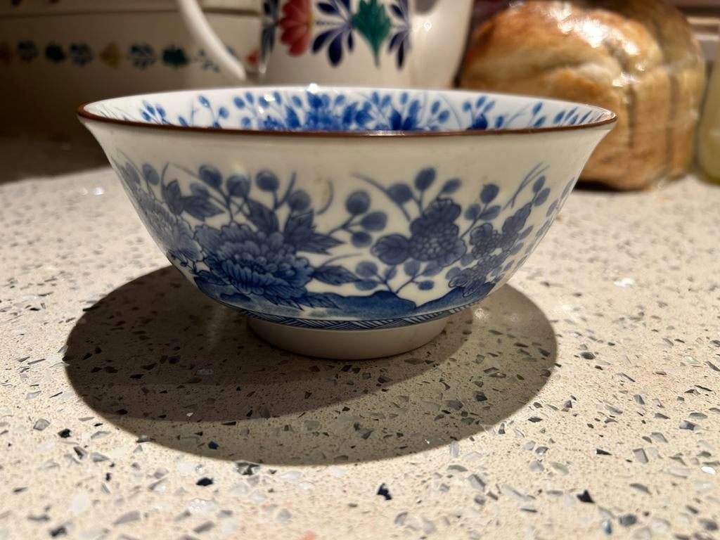 Japanse porseleinen kom met blauw-wit bloemmotief, Ophalen of Verzenden