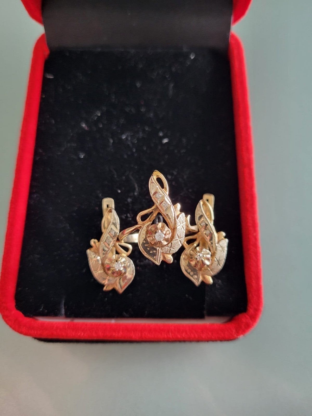 Dames gouden Ring en oorbellen  Nieuw., Hangers, Nieuw, Ophalen of Verzenden, Goud
