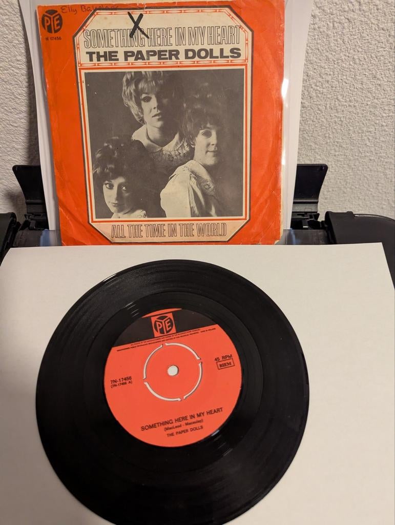 The Paper Dolls - Something here in my heart (vinyl single), Ophalen of Verzenden, Gebruikt, Pop