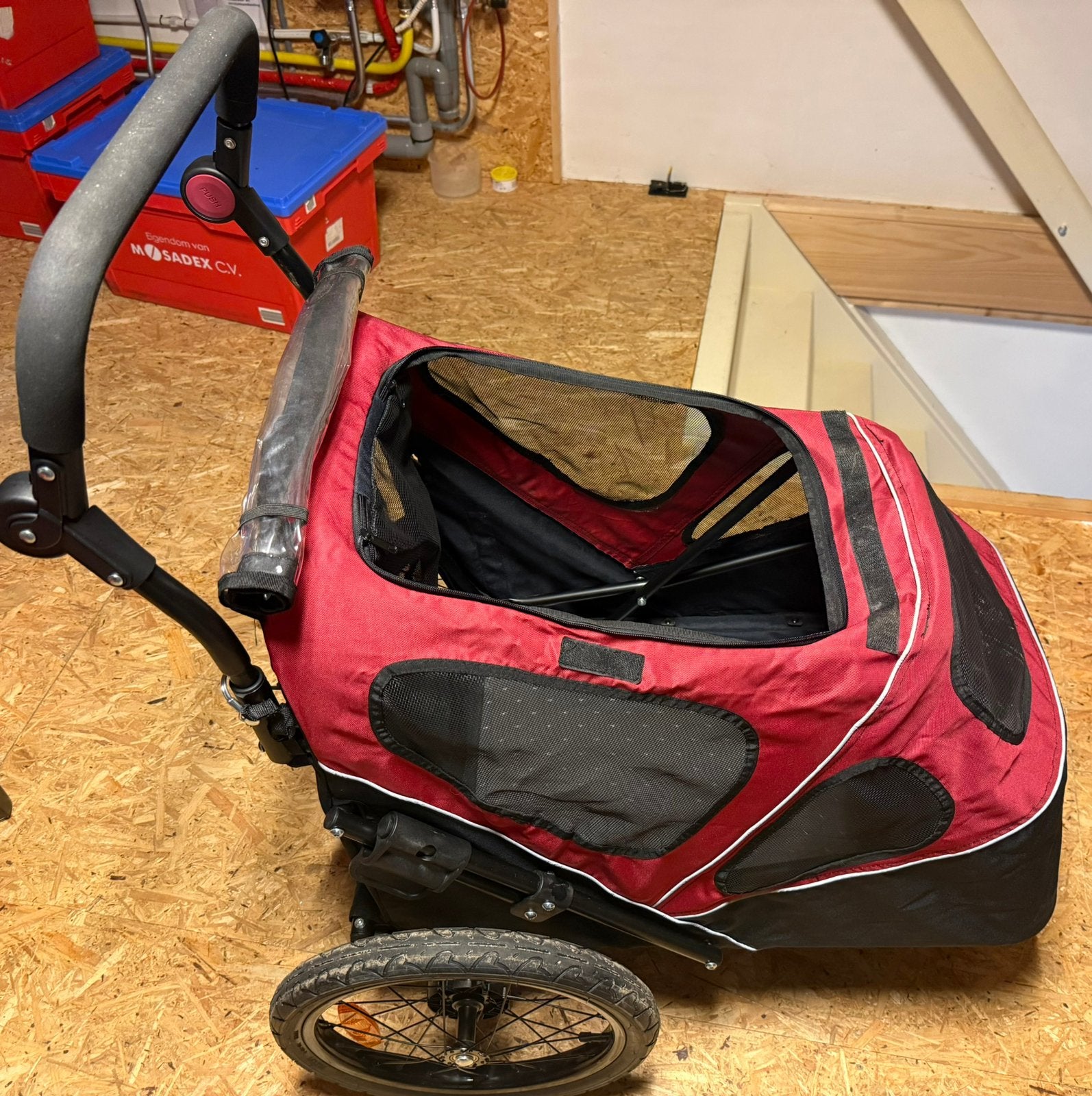 Trixie fietskar voor hond zwart/rood, Ophalen, Zo goed als nieuw, Hondenfietskar