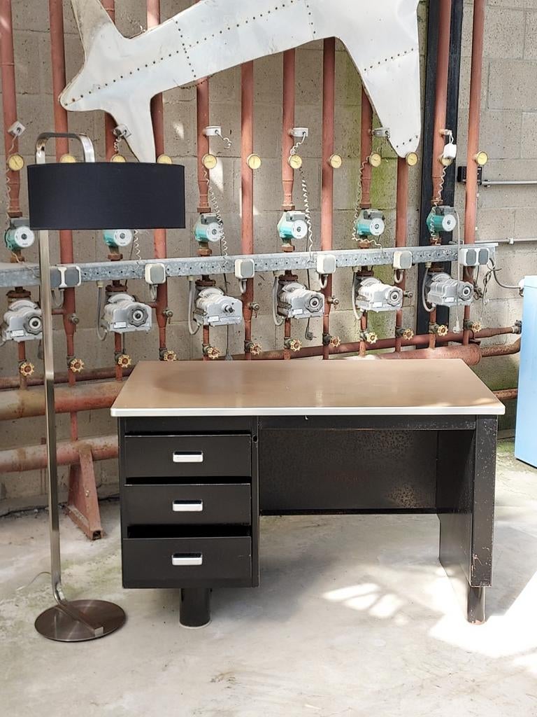 Vintage industrieel Van Blerk bureau zwart met bruin blad, Huis en Inrichting, Bureaus, Ophalen, Zwart, Gebruikt, Met lades