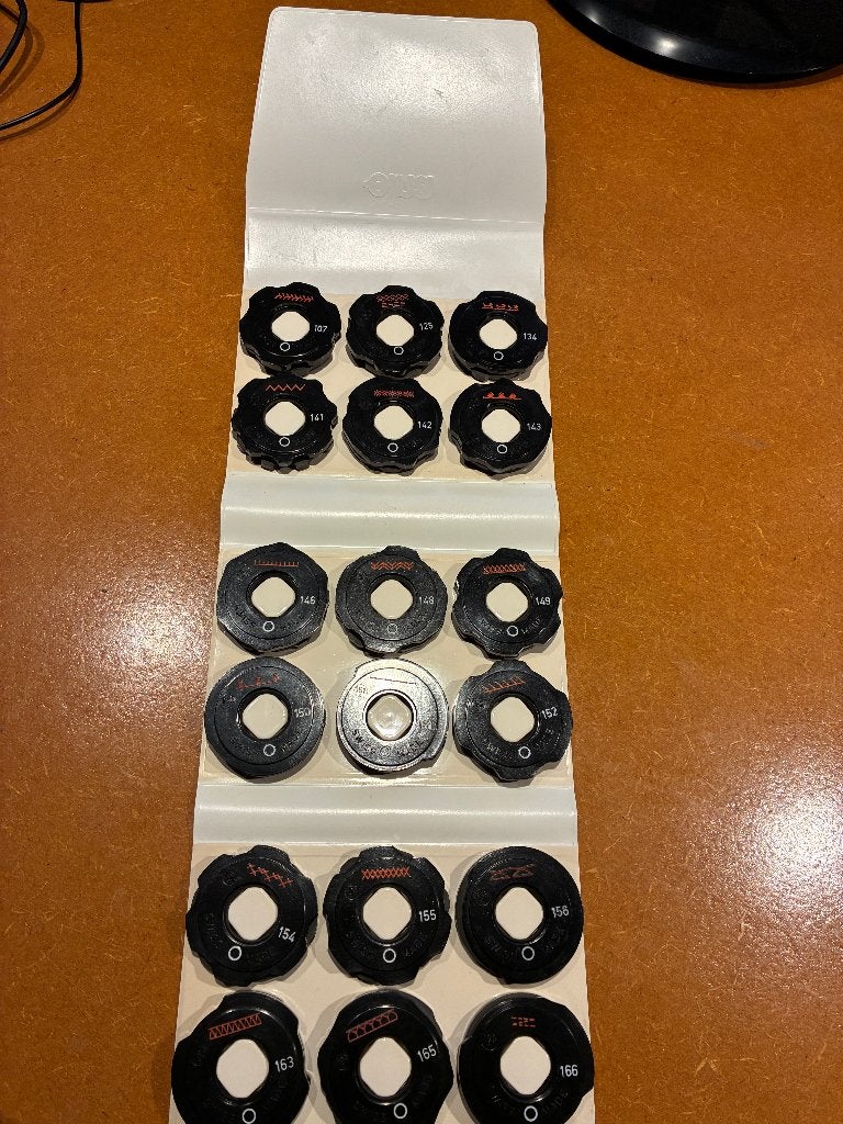 Te koop: Mapje met 18 Elna Sjablonen, Ophalen of Verzenden, Zo goed als nieuw, Naaimachine, Overige merken